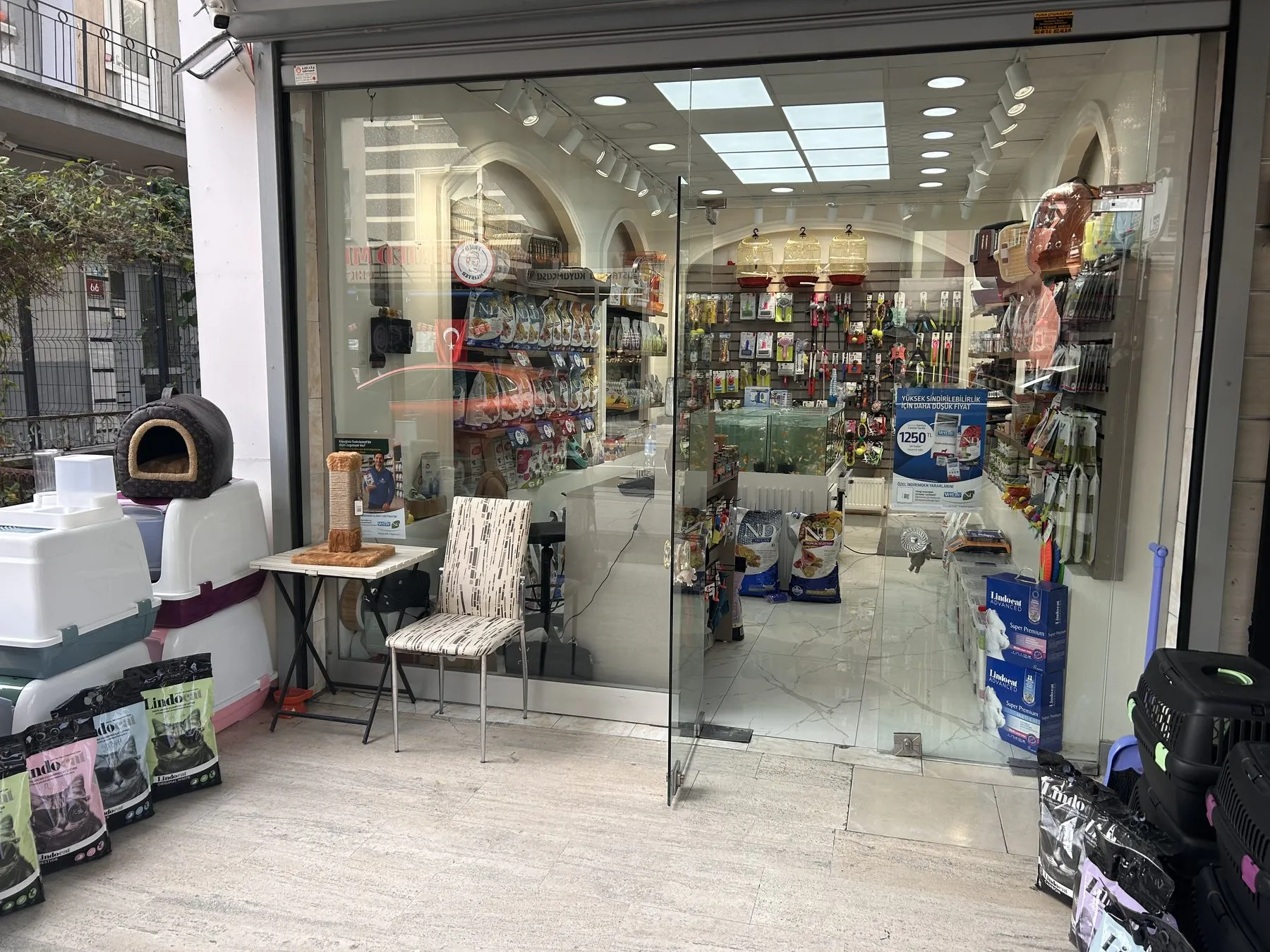 Bahçeli Petshop'un Bahçelievler 3. Cadde üzerindeki dükkan girişi ve vitrini